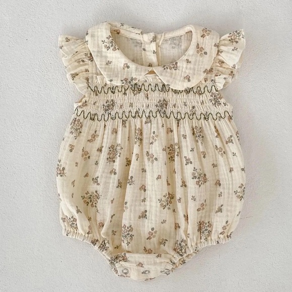 New Boutique Ruffle Floral Romper Smocked Boho Vintage Style - Picture 9 of 11